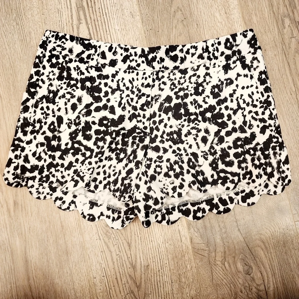 J. Crew White Black Leopard Print Scalloped Linen Cotton Shorts Women's Size 6